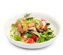 Цыпленок гриль с овощами и соусом дзадзики