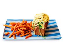 Бриошь с томленой говядиной и бататом фри