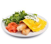 Открытый омлет с фокаччей и лососем
