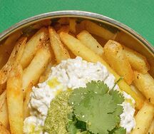 Картофель фри с соусом хацилим и зелёной тахини