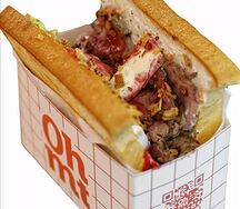 Бриошь с ростбифом, вишневым соусом и камамбером