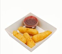 Сырные палочки с малиновым соусом