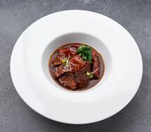 Томлёные телячьи щёчки с картофельным пюре и молодым шпинатом