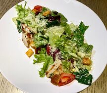 Салат Цезарь с курицей