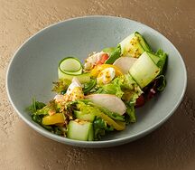 Салат с цыплёнком, персиком и сливочным сыром