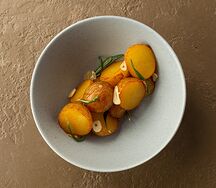 Беби-картофель с чесноком и розмарином