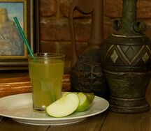 Свежевыжатый яблочный сок