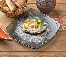 Сахарные вафли со сливками и фруктами