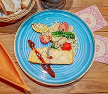 Лосось с булгуром, шпинатом и овощами