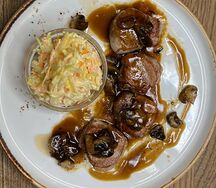 Медальоны из cвинoй вырезки