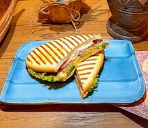 Панини с лососем и сливочным сыром