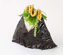 Онигири с тунцом татаки и капустой кимчи