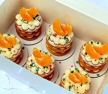 Порционное медовое пирожное с мандаринами и мандариновым конфитюром