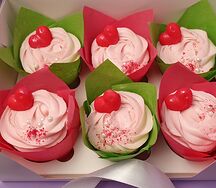 Ванильные капкейки розовые с шоколадным сердечком