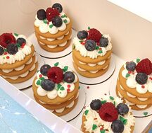 Порционное медовое пирожное с ягодной начинкой