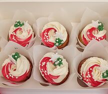 Ванильные капкейки с новогодним дизайном, белые с красным