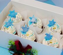  Ванильные капкейки с новогодним дизайном, белые с голубыми снежинками