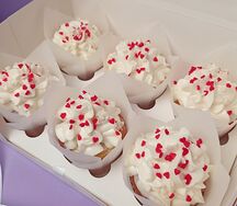 Ванильные капкейки с клубникой, украшенные сердечками