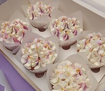 Ванильные капкейки с кремовыми цветочками