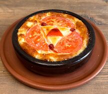 Сулугуни, запеченный с томатами