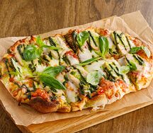 Пицца с курицей и соусом песто