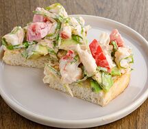 Брускетта с крабом и авокадо