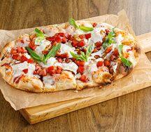 Пицца с томатами и страчателлой