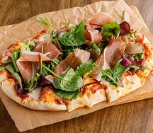 Пицца с микс-салатом и пармой