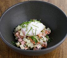 Оливье с яйцом пашот