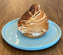 Лимонное пирожное с манго и маракуйей