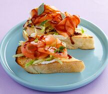 Брускетта с лососем