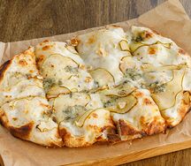 Пицца с грушей и горгонзолой