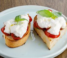 Брускетта со страчателлой и томатами черри