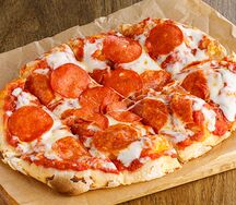 Пицца с колбасками и соусом BBQ