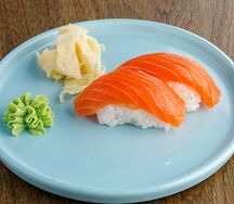 Суши с лососем