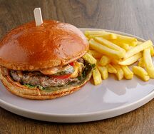 Бургер с домашней котлетой и картофелем фри