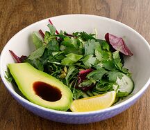 Зеленый салат с авокадо