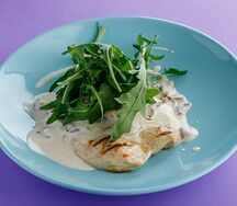 Куриная грудка под соусом из белых грибов