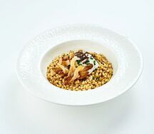 Птитим с вёшенками, трюфельным соусом и яйцом пашот 