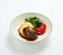 Говяжьи щёки с картофельным кремом