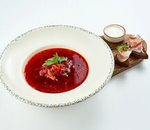 Борщ с говядиной и сметаной