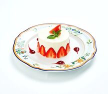 Сметанник с клубничным соусом