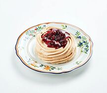 Десерт Павлова с вишней конфи