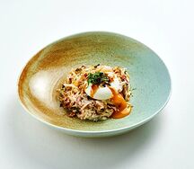 Салат с цыплёнком и яйцом пашот