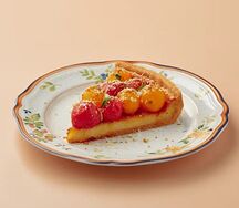 Горячий тарт с копченым сулугуни и томатами конфи