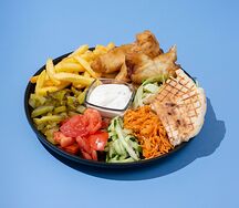 Шаверма с треской на тарелке