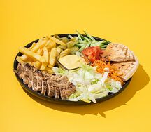 Шаверма с курицей на тарелке