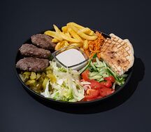 Шаверма с говядиной на тарелке