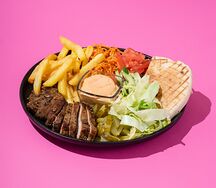 Шаверма со свининой на тарелке