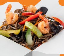 Соба с креветками и овощами